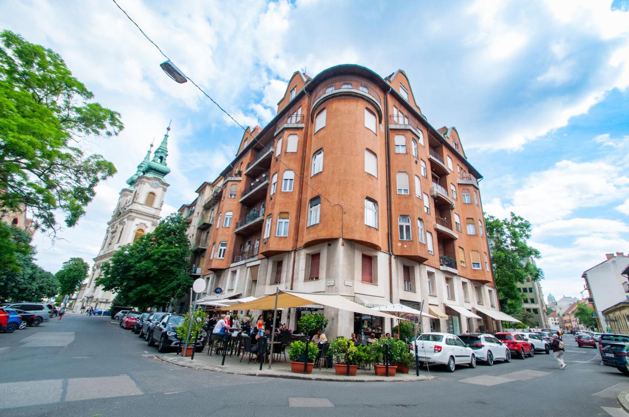 Spacious Family Suite Along River Side, In The Heart Of Buda Budapest Bagian luar foto