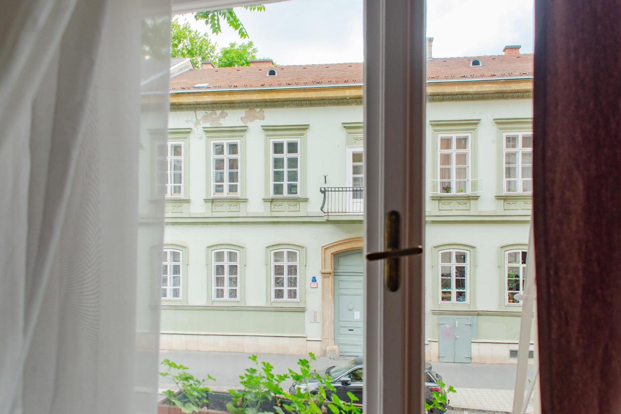Spacious Family Suite Along River Side, In The Heart Of Buda Budapest Bagian luar foto